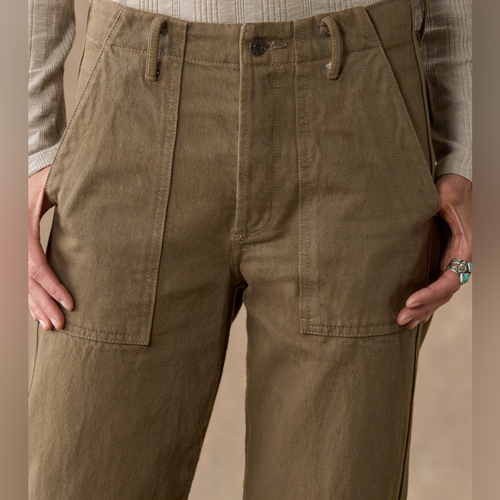 Black Orchid “Ashley Twill Patch Pocket” pants in desert green. - Picture 4 of 5